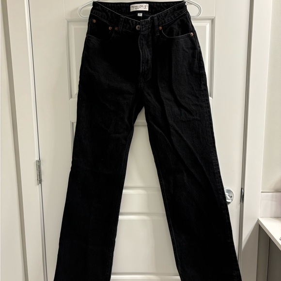 Curve Love High Rise Jeans - Abercrombie and Fitch - Picture 2 of 8